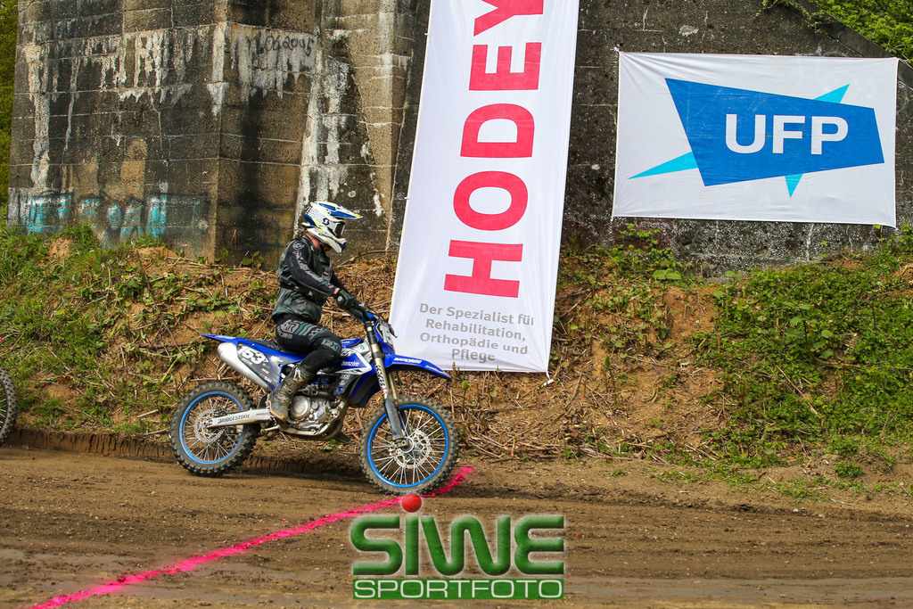 Motocross 1. Mai | Top-Sport beim 70. Motocross am Eyller Berg - Sidecar-Weltmeister am Start

Das 70. Motocross auf dem Eyller-Berg-Kurs bot den Motorsportfans zum Jubiläum ein hochkarätiges Sportprogramm. Der Motorclub Kamp-Lintfort hatte mit 3 Klassen ein volles Programm für den 1. Mai auf dem Plan. Die Rennen zur Europa offenen Deutschen Meisterschaft gab es gleich im im Doppelpack.
Als sportliches Highlight werden bei den Sidecars, wie die Seitenwagen international heißen, die besten deutschen Gespanne gegen internationale Topteams antreten.
In der Solodisziplin stehen die "Big Boys" der Open-DM am Start. - Realisiert mit Pictrs.com
