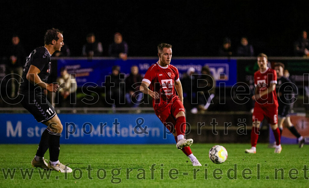 2023-10-27_052_VfB_Hallbergmoos_gegen_FC_Schwaig | Hallbergmoos, Deutschland, 27.10.2023:
Fußball, Landesliga Südost 2023 / 2024, 18. Spieltag, VfB Hallbergmoos gegen FC Schwaig, Endergebnis: 2:3

Markus Straßer (FC Schwaig, #11), David Küttner (VfB Hallbergmoos, #8)

Foto: Christian Riedel / fotografie-riedel.net