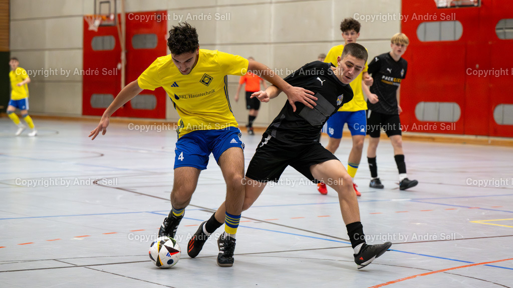 20250118_7028 | 21. A-Jugend-Turnier des VfR Neumünster um den KulturLokschuppen-Pokal 2025, VF 4 - JFV A/O/B/H/H U19 (schwarz) vs. Osterrönfelder TSV (gelb), Jason Marahrens (Ahlerstedt #14) / Garik Gabrielyan (OTSV #4) - Realisiert mit Pictrs.com