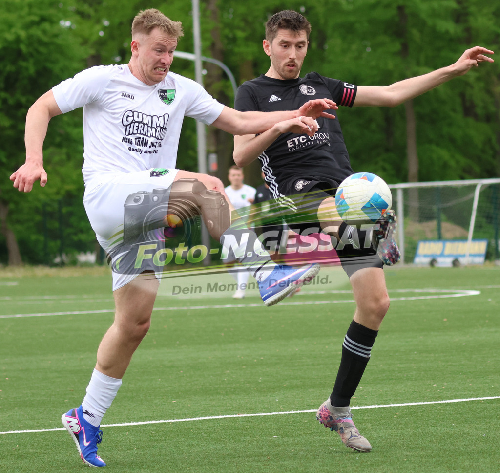 SC Bünde - SV Oetinghausen | Auf dem Bild zu sehen: weiß SC Bünde: Lukas Henning ; schwarz SV Oetinghausen: Niklas Stuckenholz SC Bünde, SV Oetinghausen, Saison 25/26, Bezirksliga, Hunnebrock, Deutschland - Realisiert mit Pictrs.com