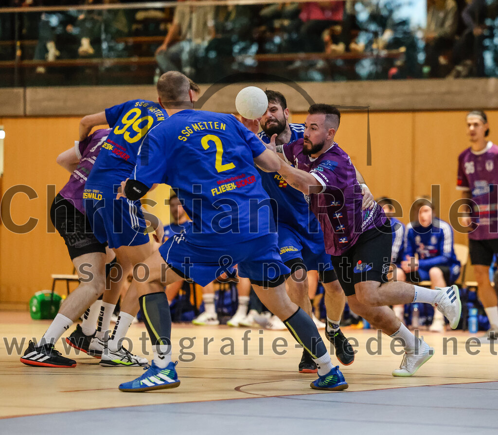 2024-10-13_015_SpVgg_Altenerding_gegen_SSG_Metten | Erding, Deutschland, 13.10.2024:Handball, Bezirksoberliga Männer 2024 / 2025, 4. Spieltag, SpVgg Altenerding gegen SSG Metten, Endergebnis: 40:22Patrick Sigl (SSG Metten, #99), Karel Kveton (SSG Metten, #2), Sebastian Forster (SpVgg Altenerding, #13)Foto: Christian Riedel / fotografie-riedel.net