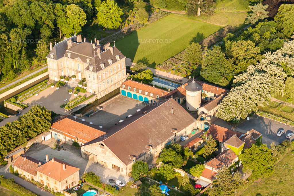 Luftbild: Schloss Chateau La Grange in Manom im Bundesland Moselle in Frankreich. – Foto: IMG_29513.jpg vom 26.06.2010 durch Werner Riehm/FLY-FOTO.de – Auflösung des Originals: 4752 x 3168 px