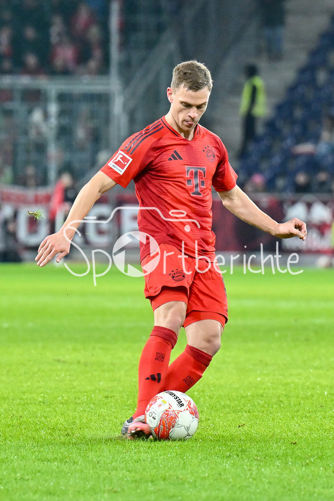 Augsburger Panther - EC VSV | am Ball Joshua KIMMICH (FC Bayern Muenchen 6) / Freisteller / Einzelfoto / Testspiel: RB Salzburg - FC Bayern Muenchen, Red Bull Arena am 06.01.2025
