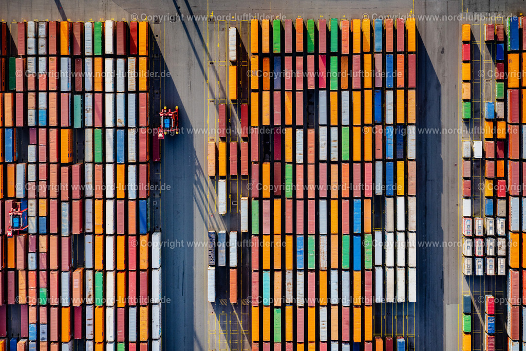 Hamburg_Eurogate_Container_ELS_6478060525 | HAMBURG 06.05.2025 Senkrecht- Luftbild aus der Satelliten- Perspektive vom Containerterminal im Containerhafen des Überseehafen Burchardkai von Eurogate im Ortsteil Waltershof in Hamburg, Deutschland. Weiterführende Informationen bei: EUROGATE GmbH & Co. KGaA, KG,  HPA Hamburg Port Authority. // Vertical aerial view from the satellite perspective of the container Terminal in the port of the international port Burchardkai von Eurogate in the district Waltershof in Hamburg, Germany. Further information at: EUROGATE GmbH & Co. KGaA, KG,  HPA Hamburg Port Authority. Foto: Martin Elsen