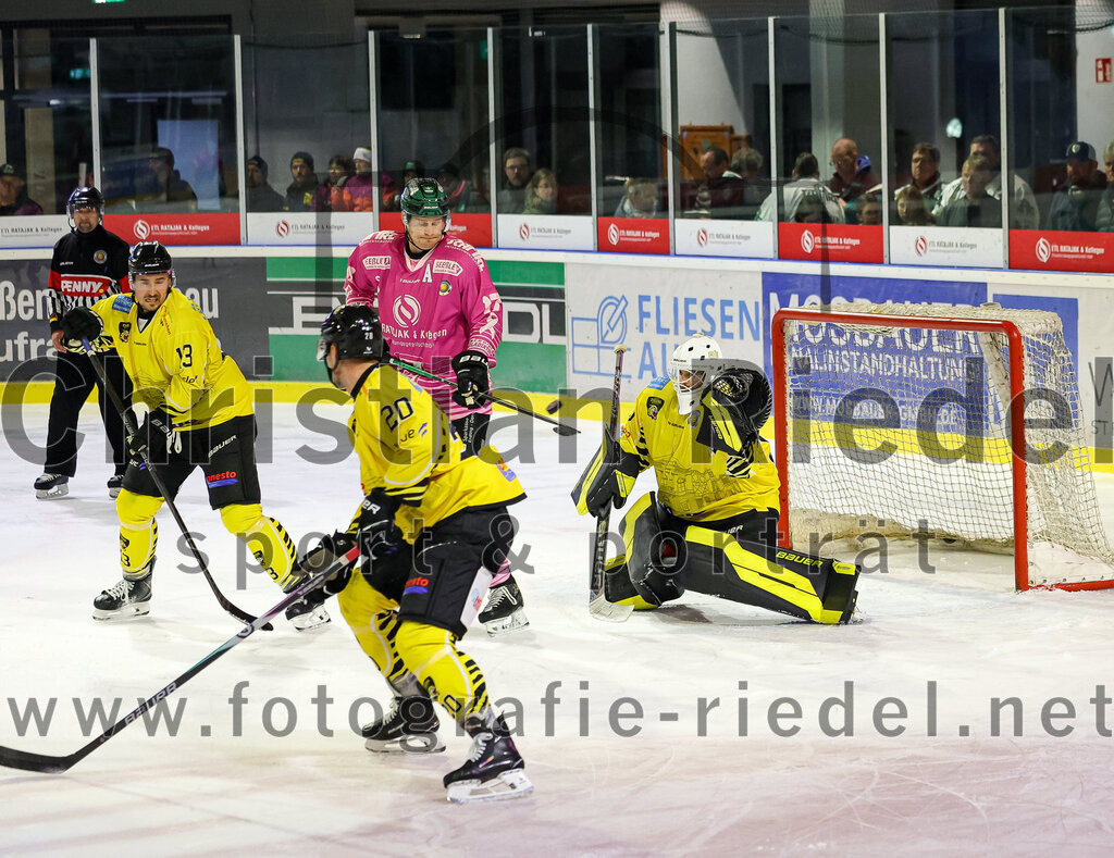2025-10-10_149_TSV_Erding_gegen_onesto_Tigers_Bayreuth | Erding, Deutschland, 10.10.2025:Eishockey, Oberliga Süd 2025 / 2026, 7. Spieltag, TSV Erding gegen onesto Tigers Bayreuth, Endergebnis: 2:5Michal Spacek (onesto Tigers Bayreuth, #13), Adam Schuster (onesto Tigers Bayreuth, #20), Elia Ostwald (Erding Gladiators, #17), Torwart Maximilian Meier (onesto Tigers Bayreuth, #30)Foto: Christian Riedel / fotografie-riedel.net