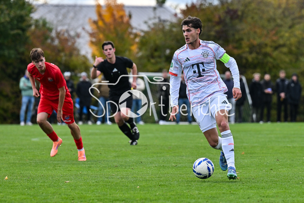 SpVgg Unterhaching U19 - FC Bayern München U19 | am Ball Luis SCHÄFER (FC Bayern München U19 5) / Einzelfoto / Freisteller / U19 DFB Nachwuchsliga: SpVgg Unterhaching - FC Bayern München; Sportschule Oberhaching am 18.10.2025