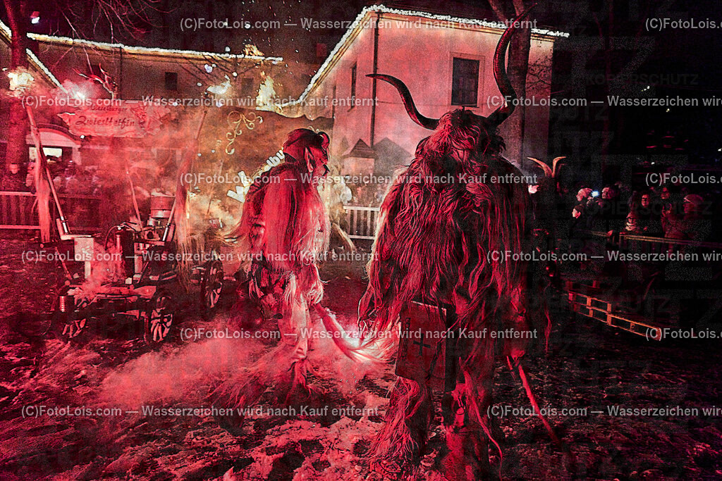 ALP9619_Wieselburger ADVENT_Wintersonnenwende_Perchtenlauf | (C)FotoLois.com, Alois Spandl, Wieselburger Advent, Wintersonnenwendfeier mit Umzug durch die Stadt, Sonnenwendfeuer und Perchtenlauf mit Show im Schlosspark, Mitwirkung der Partnergemeinde EINBECK, Sa 17. Dezmber 2022.