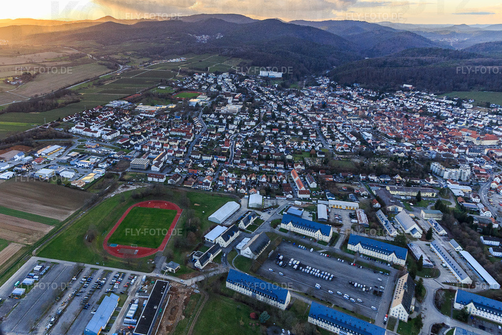 Stadtübersicht im Winter ohne Schnee am Abend aus Osten | Luftbild: Stadtübersicht im Winter ohne Schnee am Abend aus Osten in Bad Bergzabern im Bundesland Rheinland-Pfalz in Deutschland. Foto: IMG_130325.jpg vom 06.01.2022 durch Werner Riehm/FLY-FOTO.de - Realisiert mit Pictrs.com
