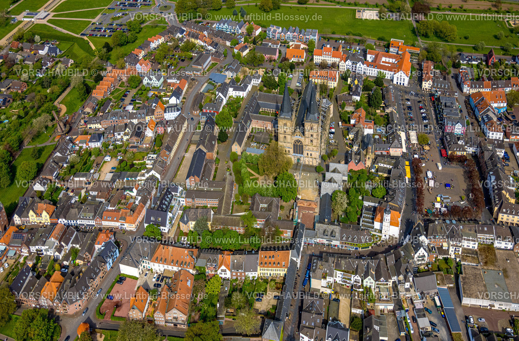Xanten240402383 | Luftbild, kath. Kirche Dom St. Viktor in der Altstadt, Altstadt Marktplatz mit Außengastronomie, Rathaus, Xanten, Niederrhein, Nordrhein-Westfalen, Deutschland