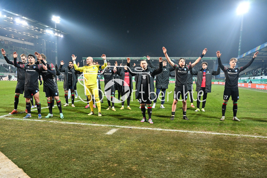 SpVgg Greuther Fürth - 1. FC Magdeburg | FUERTH, GERMANY - 06. FEBRUARY: Die Spieler der Gäste feiern zusammen mit den mitgereisten Fans den 4-5 Auswärtssieg in Fürth nach dem Match zwischen der SpVgg Greuther Fürth und dem 1. FC Magdeburg am 21. Spieltag der 2. Bundesliga im Sportpark Ronhof Thomas Sommer