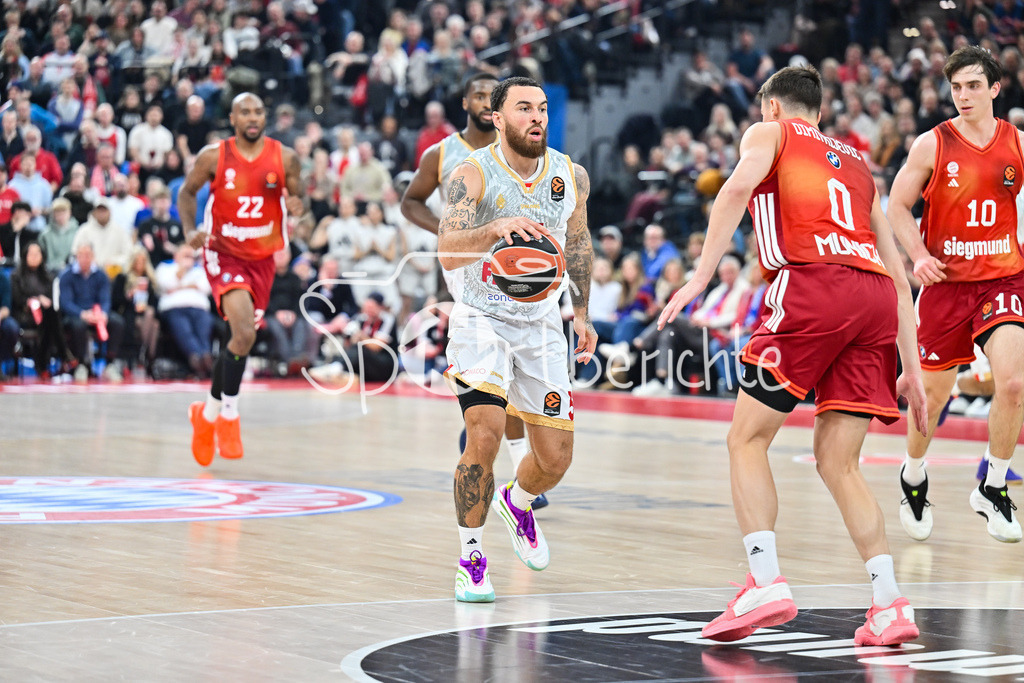 FC Bayern Basketball - AS Monaco Basket | MUNICH, GERMANY - 05. FEBRUARY: im Duell Mike JAMES (AS Monaco Basket 55) und Justianian JESSUP (FC Bayern Basketball 10) während dem Match zwischen dem FC Bayern Basketball und dem AS Monaco Basket am 27. Spieltag der EuroLeague im SAP GARDEN