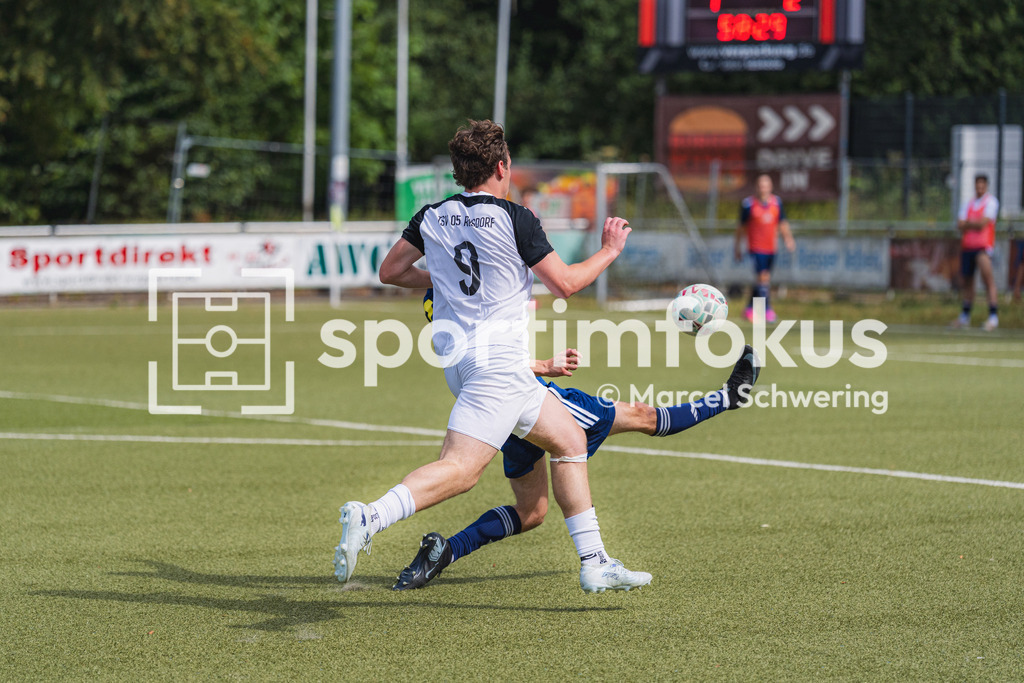 Wuppertaler Tennis-Stadtmeisterschaften | Gian-Luca Stindt (TSV 05 Ronsdorf) im Laufduell. TSV 05 Ronsdorf gegen SC 1920 Oberhausen, Niederrheinpokal, 1. Runde, Kunstrasenplatz Sportplatz Parkstraße, Wuppertal, 09.08.2026. - Realisiert mit Pictrs.com