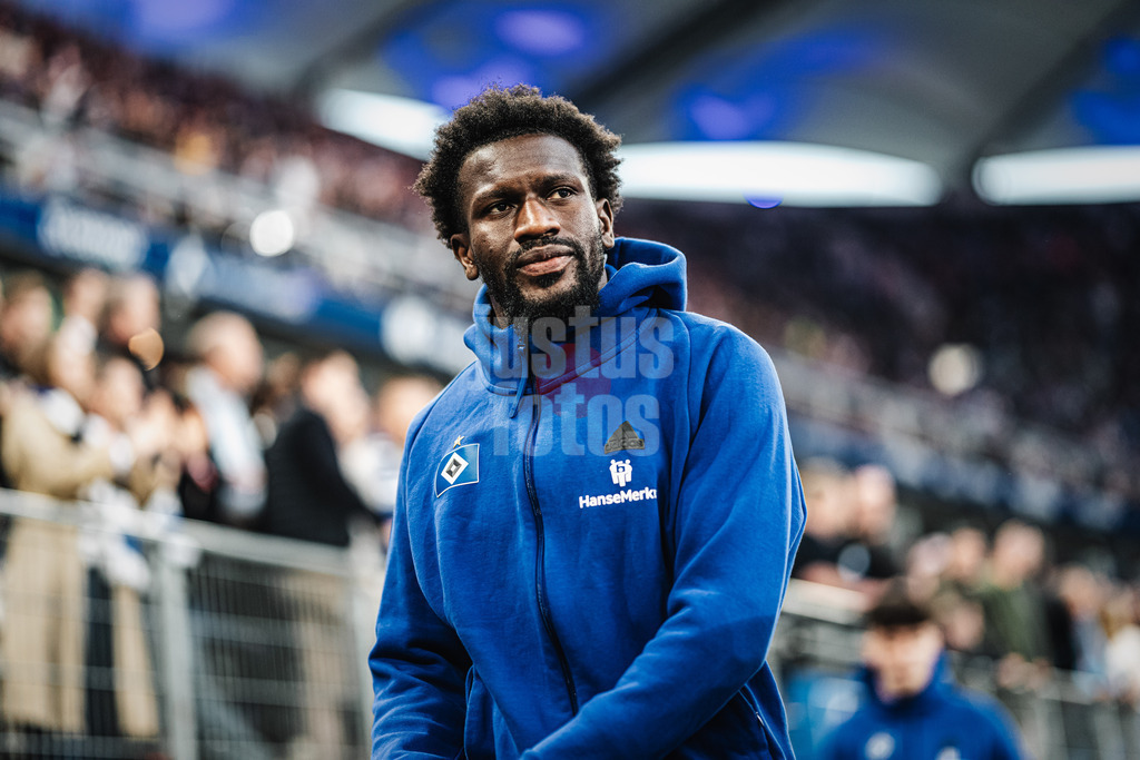 Fußball | Männer | Saison 2024/2025 | 2. Fußball-Bundesliga | 27. Spieltag | Hamburger SV vs. SV 07 Elversberg | 28.03.2025 | Der verletzte Bakery Jatta (#18, HSV) auf dem Weg zur Bank