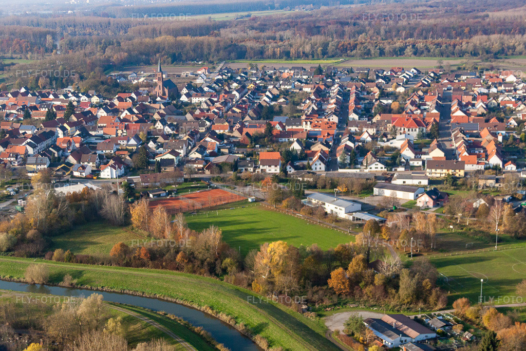 Luftbild: Ortschaft am Saalbachkanal von Westen im Ortsteil Rußheim in Dettenheim im Bundesland Baden-Württemberg in Deutschland.Foto: IMG_61059.jpg vom 18.11.2013 durch Werner Riehm/FLY-FOTO.deAuflösung des Originals: 3814 x 2543 px