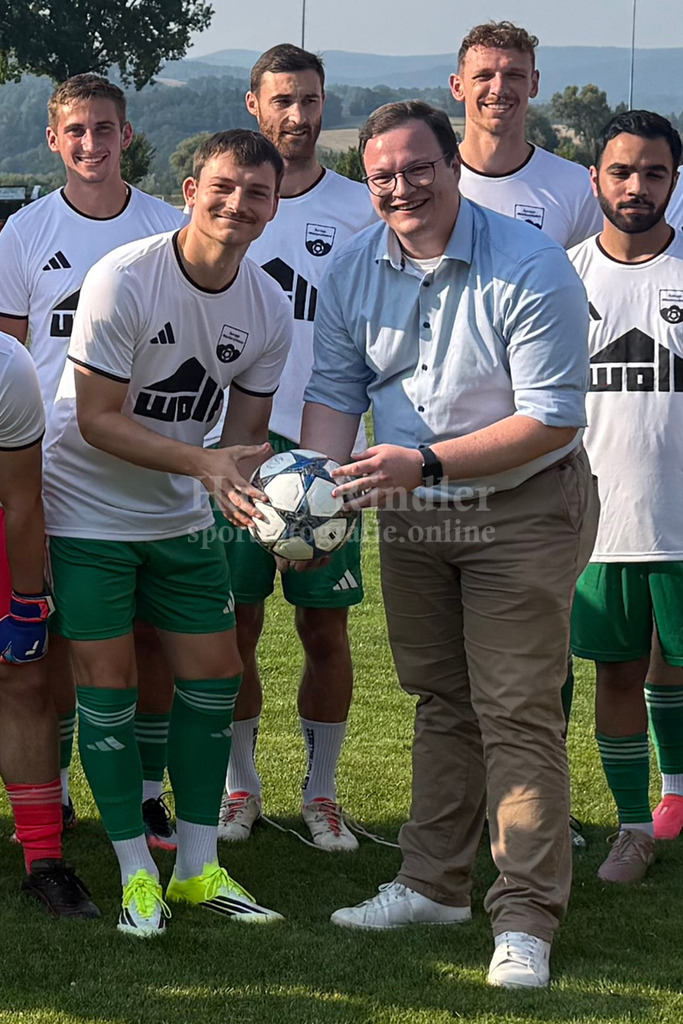 TSV Seebach : TSV Bad Abbach | SpVgg Niederalteich: Ballübergabe und Einweihung des Hauptplatzes nach der Renovierung mit Bürgermeister Julien Pursch - Realisiert mit Pictrs.com