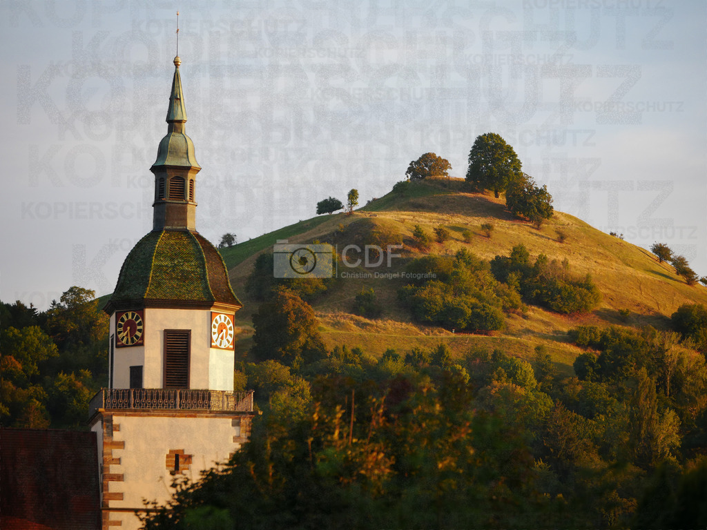 P1680088-1 | Eine wunderschöne Kombination Weilheimer Wahrzeichen ist die Peterskirche und die Limburg. Beides verbindet einem mit der Zähringerstadt. - Realisiert mit Pictrs.com