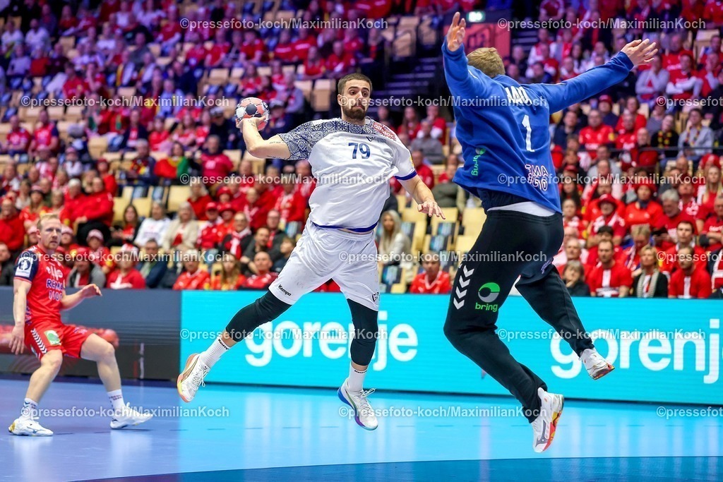 EHF26012601010 | 26.01.2026, Handball, Men's EHF EURO 2026, Norwegen - Portugal, Jyske Bank Boxen in Herning, Dänemark, Main Round:  Martim Mota Costa (Portugal #79) wirft auf das Tor von  Robin Paulsen Haug (Norway #01)