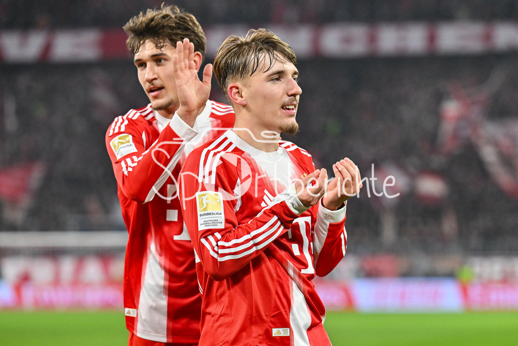 FC Bayern München - 1. FSV Mainz 05 | MUNICH, GERMANY - 14. DECEMBER: Jubel der Bayern nach dem Treffer zum 1-0 druch Lennart KARL (FC Bayern Munich 42) / Tor / Torschuetze / Freude / Happy während dem Bundesligamatch zwischen dem FC Bayern München und dem 1. FSV Mainz 05 am 14. Spieltag in der Allianz Arena / DFL REGULATIONS PROHIBIT ANY USE OF PHOTOGRAPHS AS IMAGE SEQUENCES AND/OR QUASI-VIDEO / TOM BISCHOF (FC Bayern Munich 20)