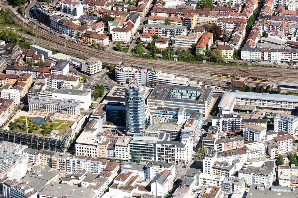 dr__0051181.jpg | PFORZHEIM 22.04.2020 Baustelle zum Neubau der " Hauptstelle der Sparkasse Pforzheim Calw " an der Kiehnlestraße in Pforzheim im Bundesland Baden-Württemberg, Deutschland. // Construction site for the new building of " Hauptstelle of Sparkasse Pforzheim Calw " on Kiehnlestrasse in Pforzheim in the state Baden-Wurttemberg, Germany. Foto: Daniel Reiter