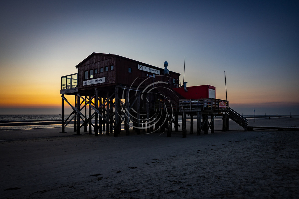 _X0A6707bea | Nordsee,Urlaub,Sonne,Meer,Sand,Pfahlbauten,Ording,Böhl,Dorf,Bad,Kite,Drachen,Wattenmeer, Erholung,Schleswig-Holstein,SPO,Sankt Peter, Westerheversand, Leuchtturm Westerhever, Leuchtturm Böhl, 54 Grad , Strandbar, Silbermöwe - Realisiert mit Pictrs.com