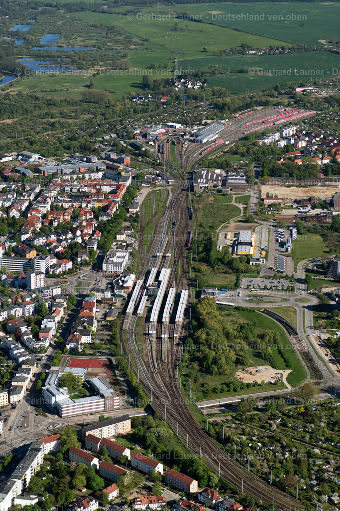3801353 | ROSTOCK 08.09.2021 Gleisverlauf und Gebäude des Hauptbahnhofes der Deutschen Bahn in Rostock im Bundesland , Deutschland. Weiterführende Informationen bei: Deutsche Bahn AG. // Track progress and building of the main station of the railway in Rostock in the state , Germany. Further information at: Deutsche Bahn AG. Foto: Gerhard Launer