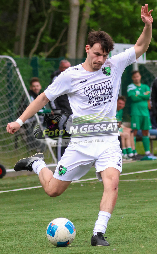 SC Bünde - TuS Tengern | Auf dem Bild zu sehen: weiß SC Bünde: Gentian Rexhepi SC Bünde, TuS Tengern, Saison 25/26, Bezirksliga, Hunnebrock, Deutschland - Realisiert mit Pictrs.com