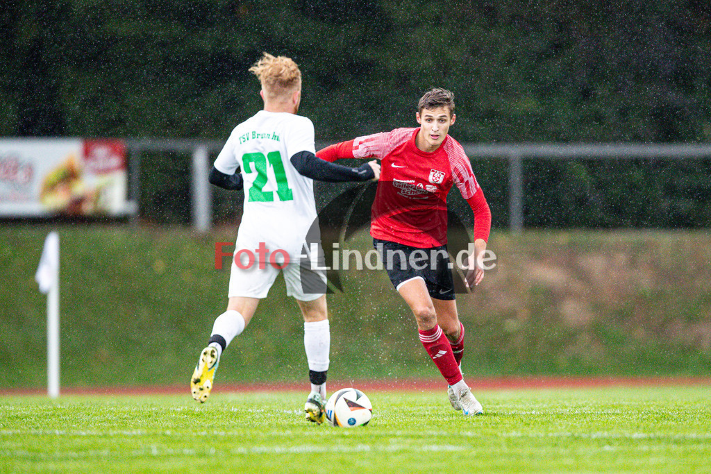 TSV Peißenberg gegen TSV Brunnthal | Fußball Kreisliga Herren Oberbayern Zugspitze Gruppe 1 2024/25, TSV Peißenberg gegen TSV Brunnthal, 20241003,Michael GLADIATOR (TSV Peißenberg 17) in Aktion,2024-10-03 in Peißenberg (Sportpark Peißenberg), Michael GLADIATOR (TSV Peißenberg 17), Stefan STEINBICHLER  (TSV Brunnthal 21)Copyright: WolfgangxLindner www.foto-lindner.de