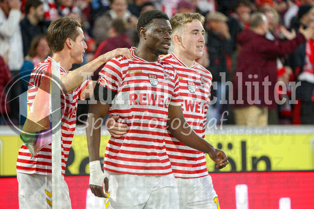 1. FC Köln vs Hamburger SV - 1. Bundesliga  | Köln, Deutschland, 02.11.25:   Ragnar Ache (1. FC Köln) Torjubel, jubelt mit seiner Mannschaft nach dem Treffer zum 1:0 waehrend des Spiels der Bundesliga zwischen  1. FC Köln vs Hamburger SV in der RheinEnergieStadion(Foto von Brauer-Fotoagentur / Adrian Schlueter)