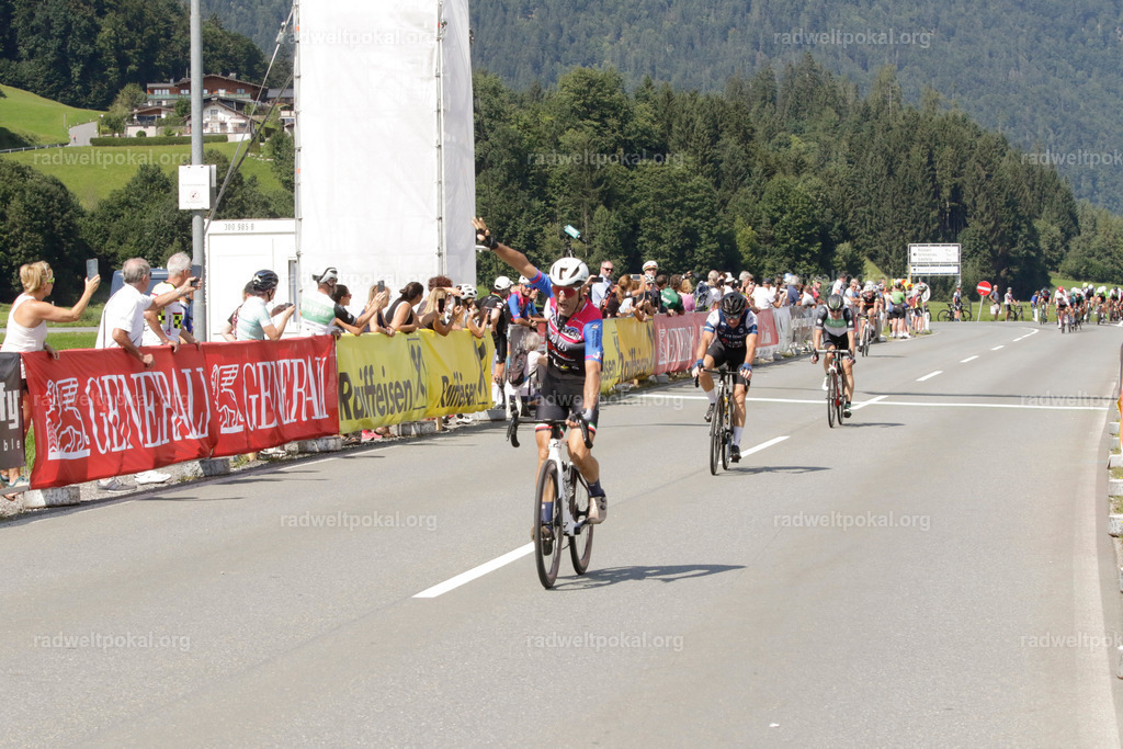 1067_20230817_Bewerb_Maenner_Muehlanger | AUT - OESTERREICH, 2023-08-16: SPORT RENNRAD-FAHREN - 55. INTERNATIONALER RADWELTPOKAL IN ST. JOHANN IN TIROL  - Vintage-Radrennen mit WM-Bronze-Medaillen-Siegerin Christina Schweinberger, den Teilnehmer und Alexander Baumann (vom Orginastions-Team) - TAG 2 BEWERB MAENNER IN SECHS GRUPPEN  ; Foto: Roland Muehlanger
