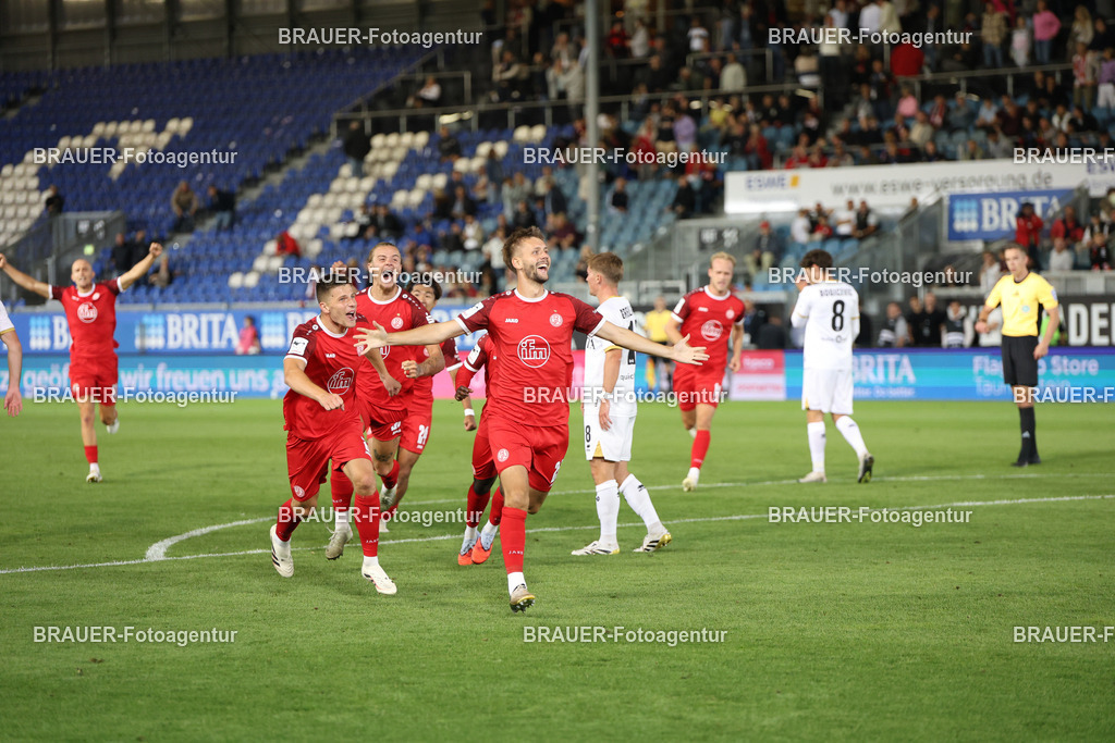 SV Wehen Wiesbaden - Rot-Weiss Essen | Wiesbaden, Deutschland, 22.08.2025XXwährend des drittliga Spiels zwischen SV Wehen Wiesbaden und Rot-Weiss Essen am 22.08.2025 in der BRITA-Arena in Wiesbaden. (Foto von Timo Bluhmki-Schmidt/Brauer Fotoagentur