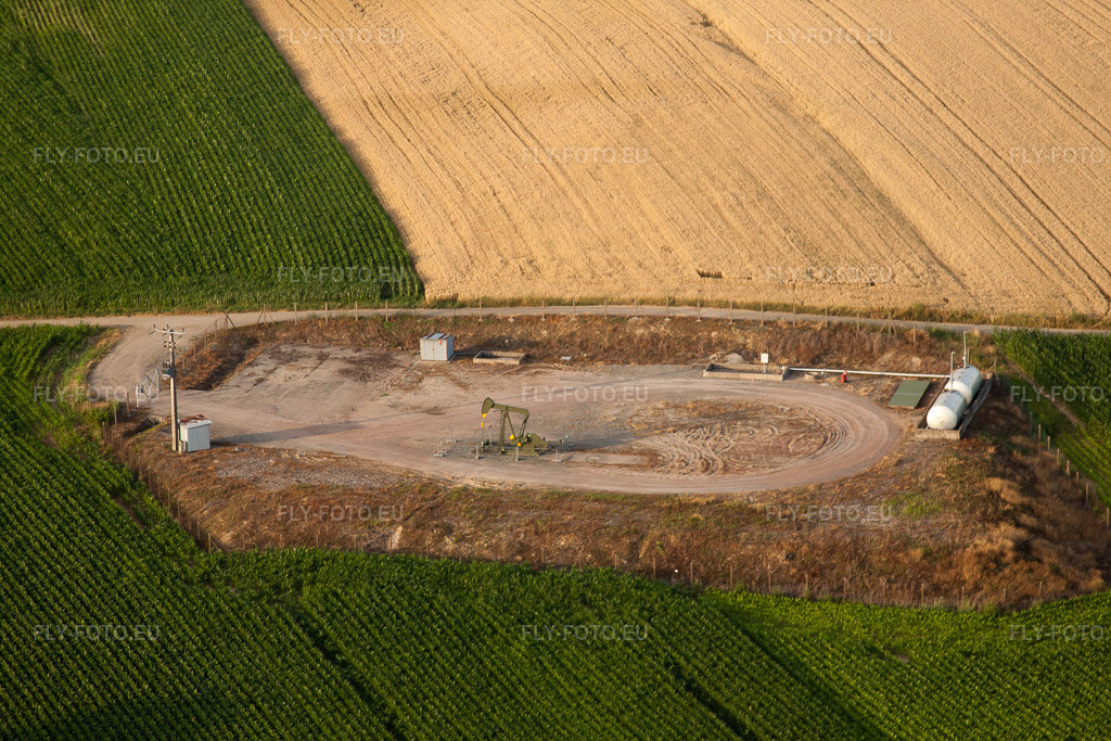 Vue aérienne: Production pétrolière à Eberbach-Seltz dans le département Bas Rhin, France. Photo: IMG_30621.jpg prise le 09/07/2010 par Werner Riehm/FLY-FOTO.eu – Résolution de l'original: 4752 x 3168 px