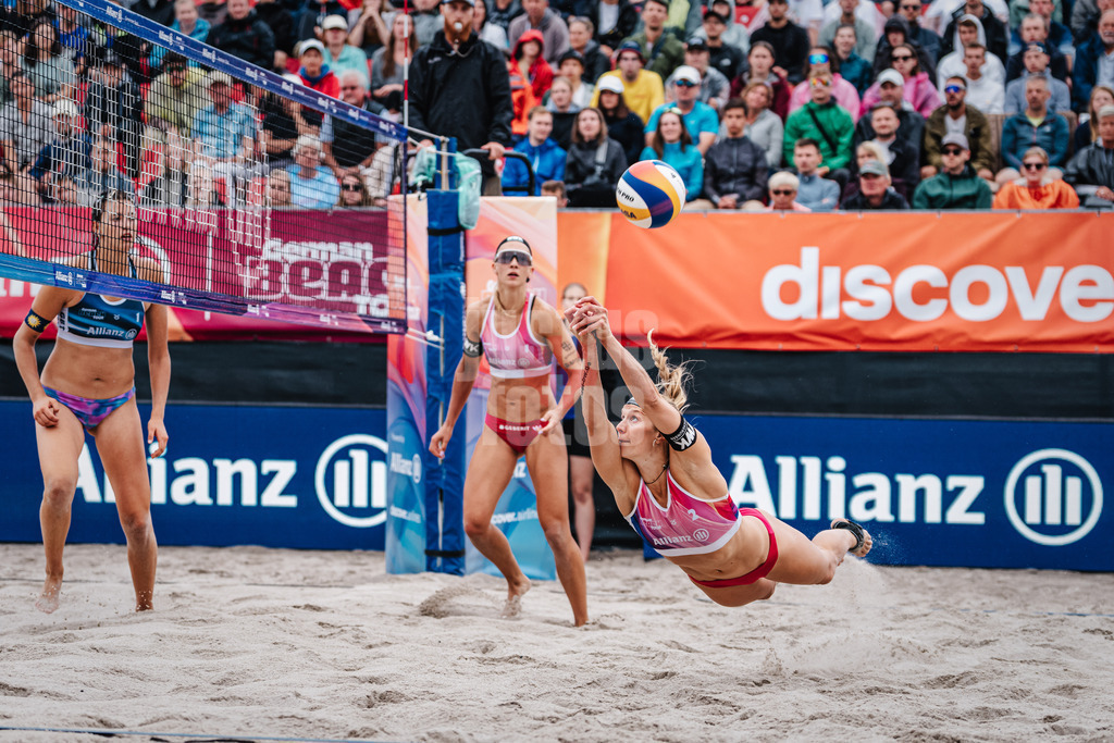 Beachvolleyball | Frauen | Allianz German Beach Tour 2024 | Tourstop Kühlungsborn 2 | 18.08.2024 | Kim van de Velde springt zum Ball
