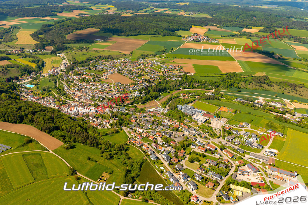 Das Luftbild zeigt :  Altmannstein - Die Luftaufnahme wurde 2024 vom UL-Flugzeug aus erstellt ( keine Drohne ) - Hochauflösende Luftaufnahme - Für grossformatige Ausdrucke geeignet. Die Geschenkidee !Mit Lizenz und Bildrechte bestellbar