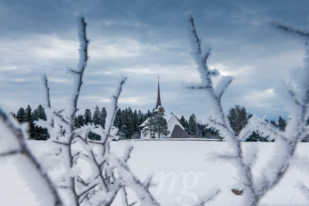 romantische Kirche Wützbrunnen im winterlichen Emmental | Die ideale Geschenkidee für Naturliebhaber. Naturbilder von Marcel Gross Photography für ihr Zuhause in den verschiedensten Formaten und Materialien. - Realisiert mit Pictrs.com
