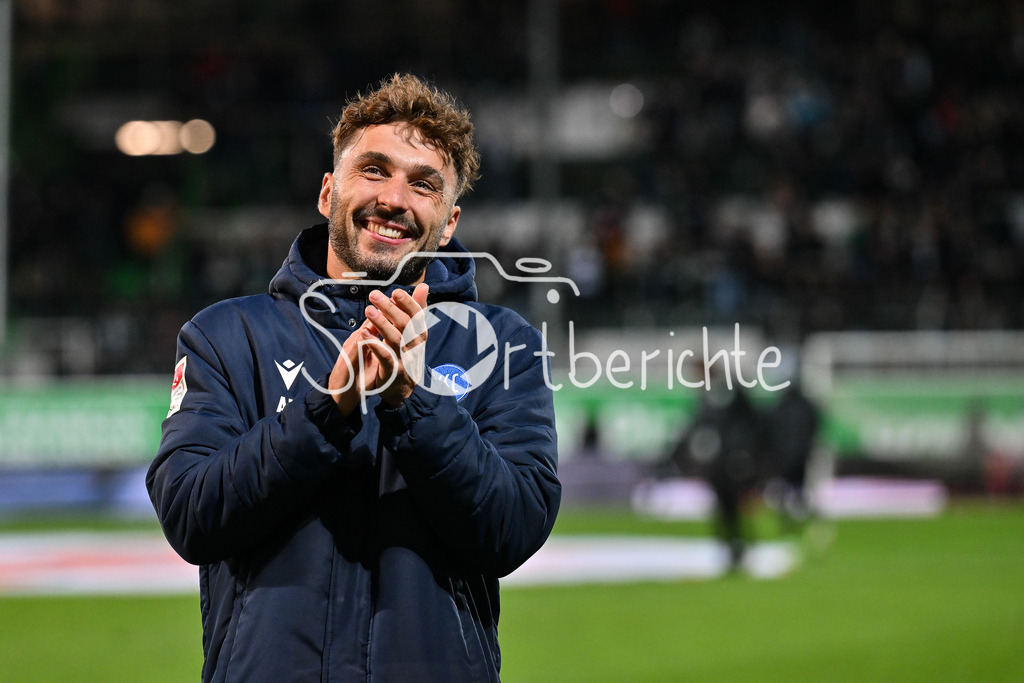 SpVgg Greuther Fürth - Karlsruher SC | FUERTH, GERMANY - OCTOBER 24: the team of Karsluhe - Fabian SCHLEUSENER (Karlsruher SC 24) his birthday - celebtrating with the fans after the 2. bundesliga match between SpVgg Greuther Fuerth vs. Karlsruher SC on matchday 10 at Sportpark Ronhof Thomas Sommer on October 24, 2025 in Fuerth, Germany / DFL REGULATIONS PROHIBIT ANY USE OF PHOTOGRAPHS AS IMAGE SEQUENCES AND/OR QUASI-VIDEO