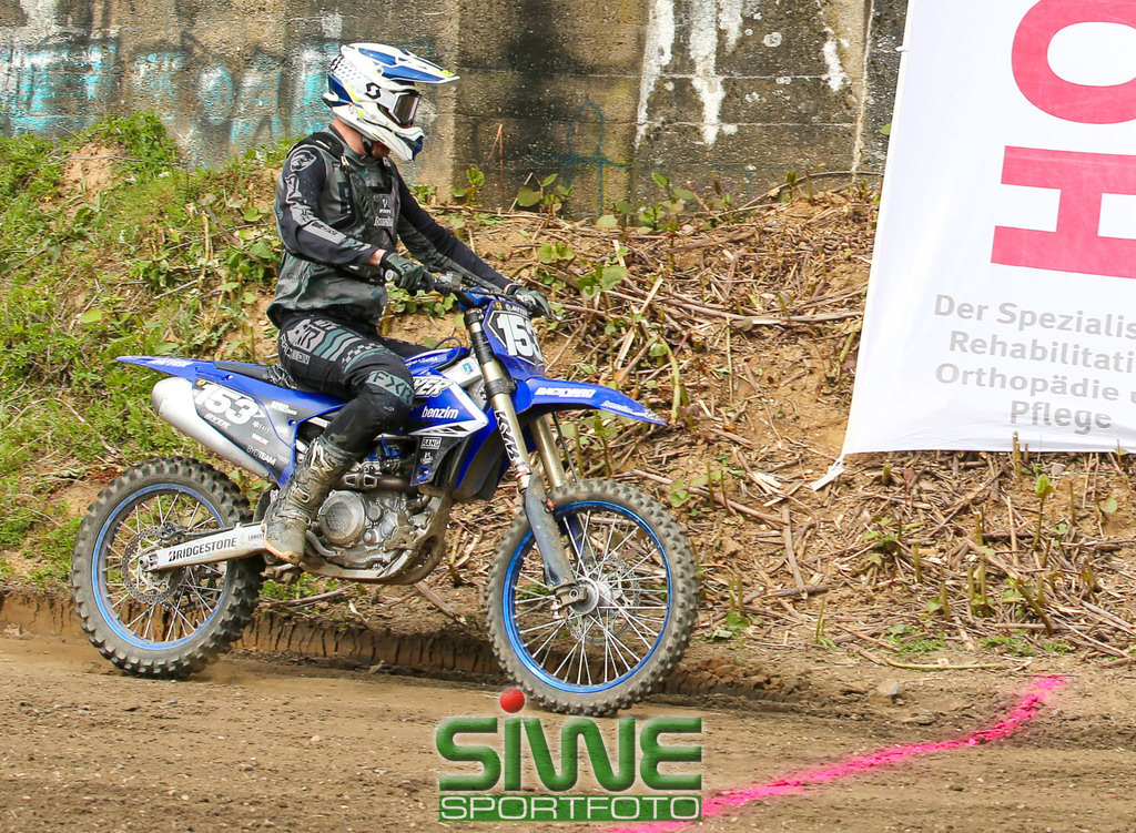 Motocross 1. Mai | Top-Sport beim 70. Motocross am Eyller Berg - Sidecar-Weltmeister am Start

Das 70. Motocross auf dem Eyller-Berg-Kurs bot den Motorsportfans zum Jubiläum ein hochkarätiges Sportprogramm. Der Motorclub Kamp-Lintfort hatte mit 3 Klassen ein volles Programm für den 1. Mai auf dem Plan. Die Rennen zur Europa offenen Deutschen Meisterschaft gab es gleich im im Doppelpack.
Als sportliches Highlight werden bei den Sidecars, wie die Seitenwagen international heißen, die besten deutschen Gespanne gegen internationale Topteams antreten.
In der Solodisziplin stehen die "Big Boys" der Open-DM am Start. - Realisiert mit Pictrs.com