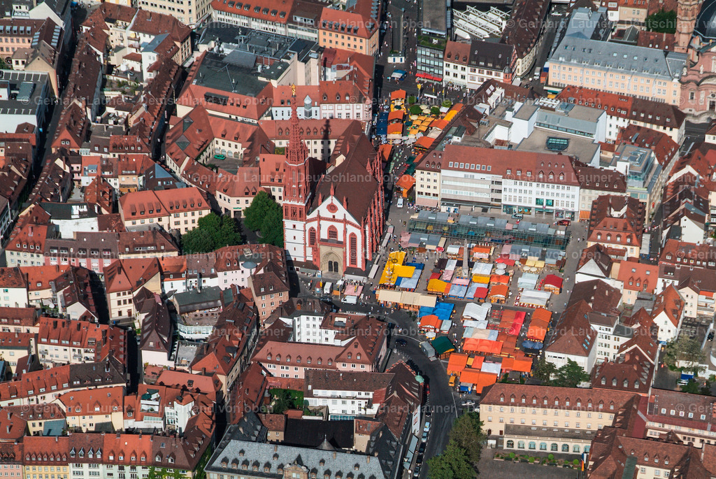 2595093 | Zelte des auf dem jährlich stattfindenen Weindorfs auf dem Oberen und Unteren Marktes, Würzburg