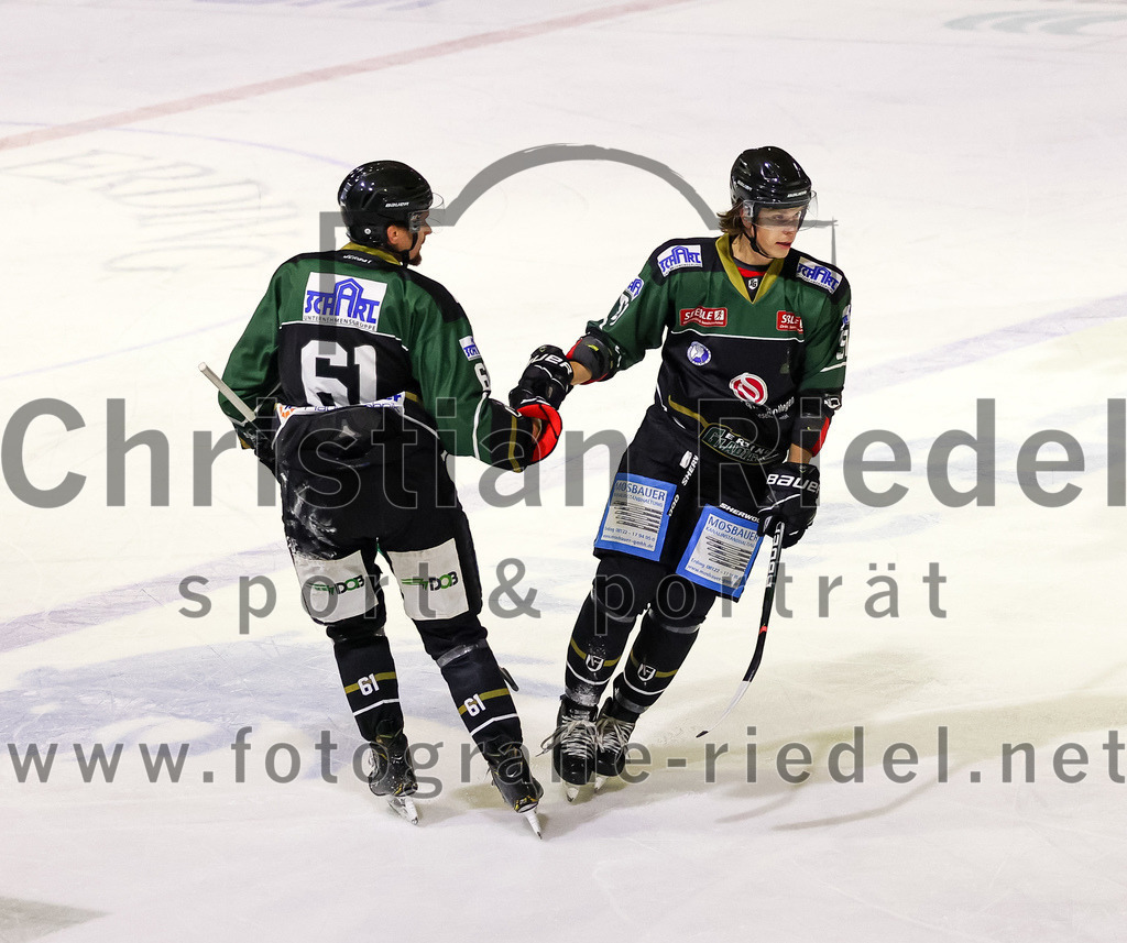 2022-09-30_041_TSV_Erding_gegen_EV_Dingolfing | Erding, Deutschland, 30.09.2022:
Eishockey, Bayernliga 2022 / 2023, Testspiel, TSV Erding gegen EV Dingolfing, Endergebnis: 3:4

Roni Rukajärvi (Erding Gladiators, #61), Ryan Murphy (Erding Gladiators, #51)

Foto: Christian Riedel / fotografie-riedel.net