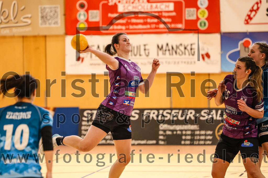 2024-03-09_059_SpVgg_Altenerding_gegen_Eintracht_Dachau-Karlsfeld | Erding, Deutschland, 09.03.2024:
Handball, Bezirksoberliga Frauen Altbayern 2023 / 2024, 17. Spieltag, SpVgg Altenerding gegen Eintracht Dachau-Karlsfeld, Endergebnis: 26:25

Lisa Brugger (TSV Eintracht Karlsfeld, #10), Janina Konrad (SpVgg Altenerding, #2), Verena Bauer (SpVgg Altenerding, #55)

Foto: Christian Riedel / fotografie-riedel.net