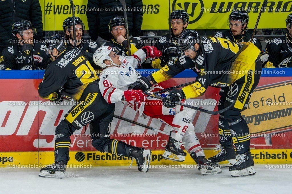 xkkux02042601031 | 02.04.2026, xkkux, Eishockey, DEL2, Herren, Saison 2025 / 2026, Krefeld Pinguine - EV Regensburg, YAYLA Arena: Kevin Slezak (EV Regensburg #81) im Zweikampf gegen  Daniel Bruch (Krefeld Pinguine #26) und Oliver Mebus (Krefeld Pinguine #22) 