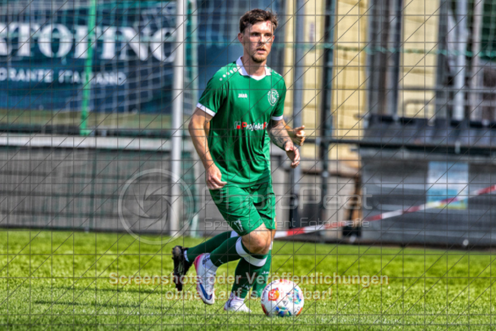 20250824_153012_0485-Bearbeitet | #,KSG Eislingen (grün) vs. SGM Jebenhausen-Bezgenriet (orange), Fussball, Kreisliga A3 - Bezirk Neckar/Fils, 01. Spieltag, Saison 2025/2026, Rasensportplatz, Albstraße 69, 73054 Eislingen, 24.08.2025 - 15:00 Uhr,Foto: PhotoPeet-Sportfotografie/Peter Harich