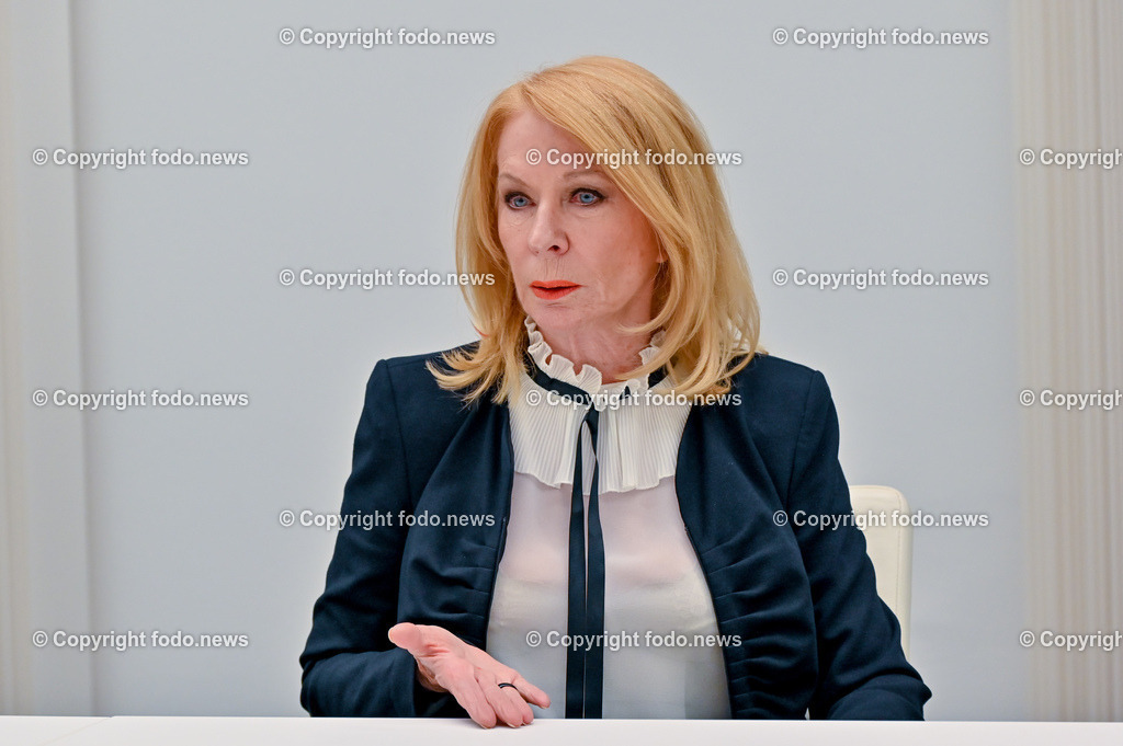 Gerda Rogers_ Starastrologin_ 19.012.2023-25 | 19.01.2023, Linz, AUT, Sparkasse Oberoesterreich im Bild Gerda Rogers (Starastrologin) 