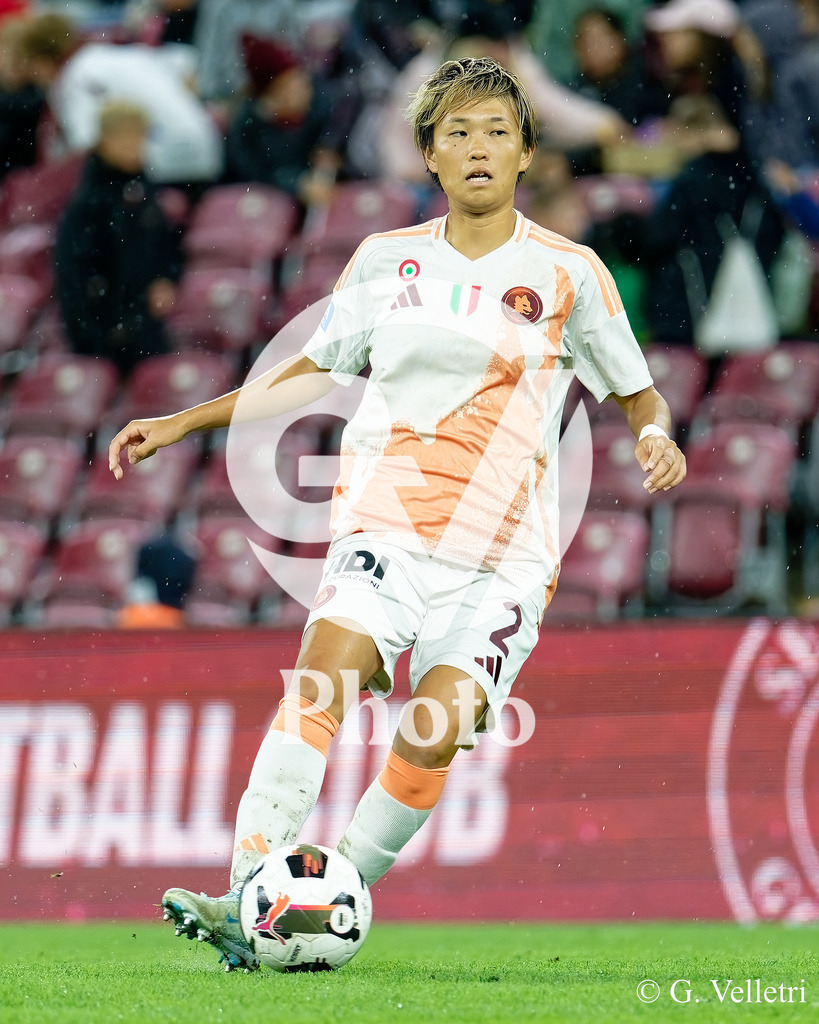 Women's Champions League - Servette FCCF v As Roma | Moeka Minami (2 As Roma) in action during the Women's Champions League game between Servette FCCF and As Roma at Stade de Genève in Geneva, Switzerland