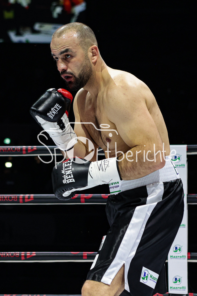 Profi - Box - Gala / Main Event | Shefat ISUFI (Schwarz Weisse Hose) im WBF Titelkampf in Aktion