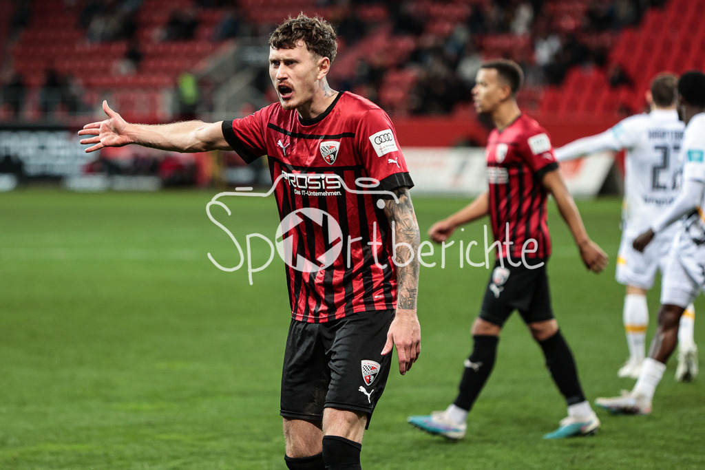 FC Ingolstadt - Dynamo Dresden | Calvin Marc BRACKELMANN (FCI #17) ist am diskutieren