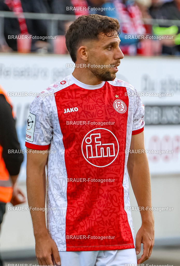 Rot-Weiss Essen - TSV 1860 München - 3.Liga | Essen, Deutschland, 01.08.2025Ahmet Arslan  (Rot-Weiss Essen) schautwährend des 3.Liga Spiels zwischen Rot-Weiss Essen- TSV 1860 München im Stadion an der Hafenstraße am 01.08.2025 in Essen. (Foto von Timo Bluhmki-Schmidt/ Brauer-Fotoagentur)