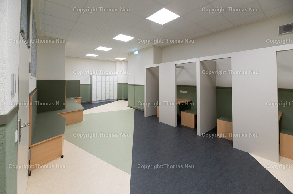 Liebfrauenschule_Landrat_Fotografie-Thomas-Neu-25 | Bensheim, Liebfrauenschule, Landrat Christian Engelhardt  Landrat Engelhardt, um die durch das Kommunalinvestitionsprogramm II - KIP macht Schule geförderten und renovierten Räumlichkeiten im Altes Schulhaus der LFS offiziell zu übergeben.,Bild: Thomas Neu