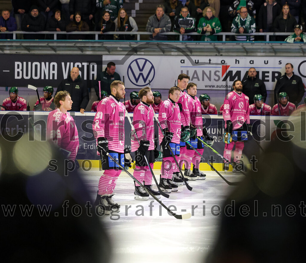 2025-10-10_029_TSV_Erding_gegen_onesto_Tigers_Bayreuth | Erding, Deutschland, 10.10.2025:Eishockey, Oberliga Süd 2025 / 2026, 7. Spieltag, TSV Erding gegen onesto Tigers Bayreuth, Endergebnis: 2:5Torwart Leon Meder (Erding Gladiators, #39), Maximilian Forster (Erding Gladiators, #81), Grady Hobbs (Erding Gladiators, #22), Thomas Matheson (Erding Gladiators, #37), Elia Ostwald (Erding Gladiators, #17)Foto: Christian Riedel / fotografie-riedel.net