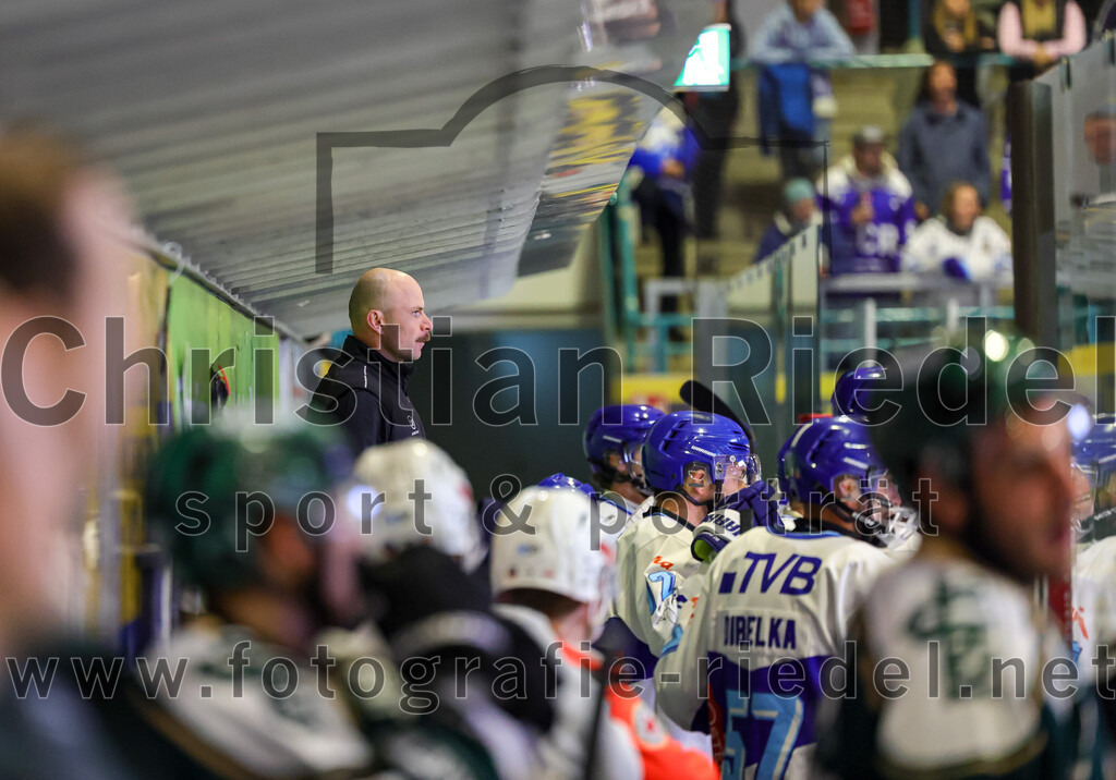 2025-09-26_009_TSV_Erding_gegen_SC_Riessersee | Erding, Deutschland, 26.09.2025:Eishockey, Oberliga Süd 2025 / 2026, 3. Spieltag, TSV Erding gegen SC Riessersee, Endergebnis: 3:5Headcoach Hunor Marton (SC Riessersee)Foto: Christian Riedel / fotografie-riedel.net