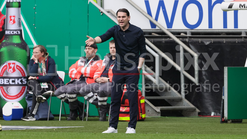 Fussball, Bundesliga, SV Werder Bremen - Borussia Mönchengladbach | v.li.: Seoane Gerardo (Trainer, Cheftrainer, Borussia Mönchengladbach) gibt Anweisungen, gestikuliert, mit den Armen gestikulieren, gibt Anweisungen, ruft, schreit, brüllt, unzufrieden, wütend, sauer, DIE DFL-RICHTLINIEN UNTERSAGEN JEGLICHE NUTZUNG VON FOTOS ALS SEQUENZBILDER UND/ODER VIDEOÄHNLICHE FOTOSTRECKEN. DFL REGULATIONS PROHIBIT ANY USE OF PHOTOGRAPHS AS IMAGE SEQUENCES AND/OR QUASI-VIDEO.
